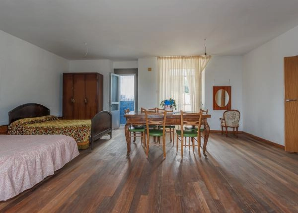 GCH-1133-Ourol-Gerdriz-habitacion-cama-mesa-madera-64c15b75dc3a6