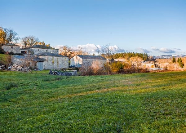 Castroverde-6-casa y graneros vistos desde tierra