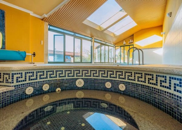 16 piscina jacuzzi interior