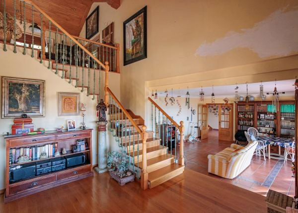 50 salon escaleras interior