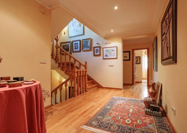 70 pasillo escalera interior