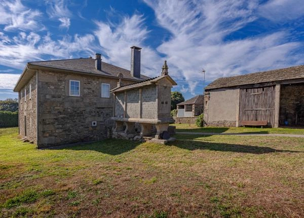 1562 Friol exterior horreo