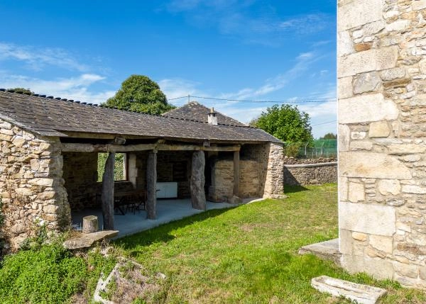 1562 Friol exterior comedor con horno