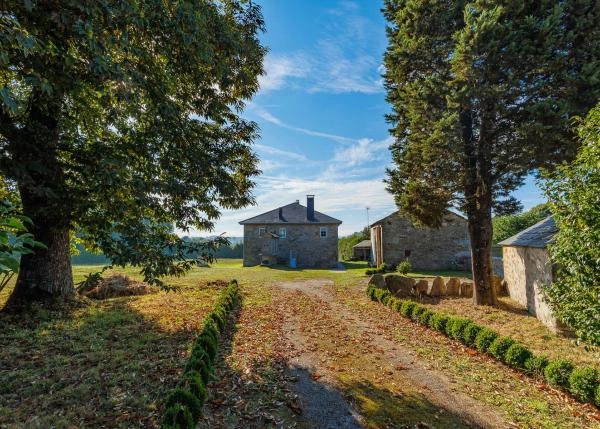 1562 Friol exterior pasillo hasta casa