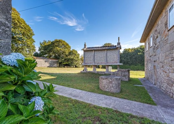 1562 Friol exterior con horreo