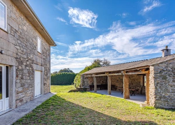 1562 Friol exterior merendero