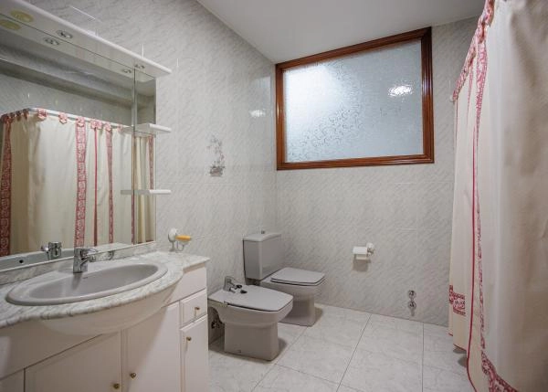 1562 1 Friol interior bathroom