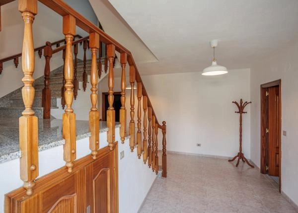 1562 Friol interior escalera