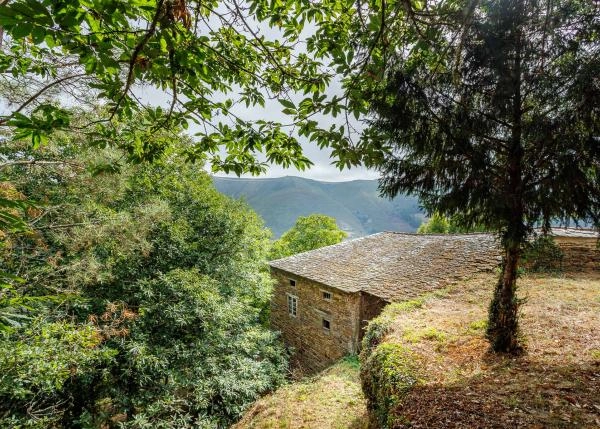 1577 La Muria exterior vista desde detras de casas