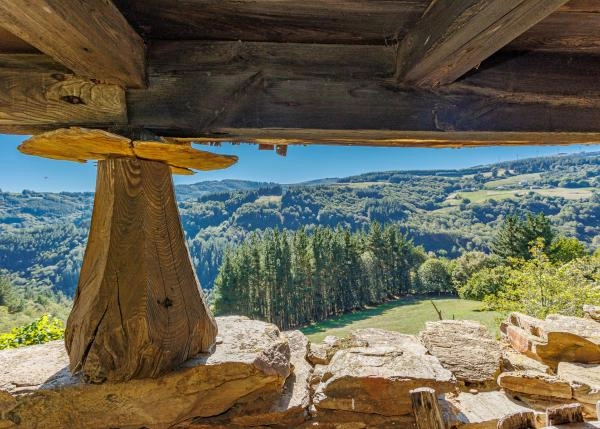 1605 exterior vista desde debajo horreo