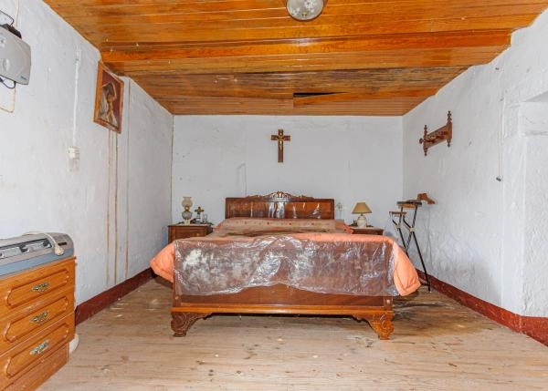 1609 3 interior bedroom