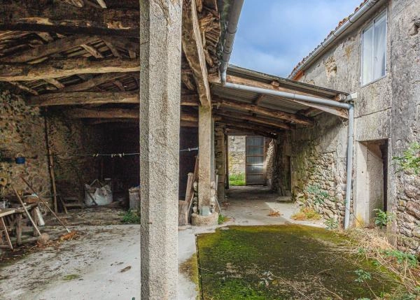 1609 3 interior patio