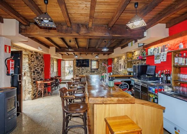 1612 3 Golada interior bar