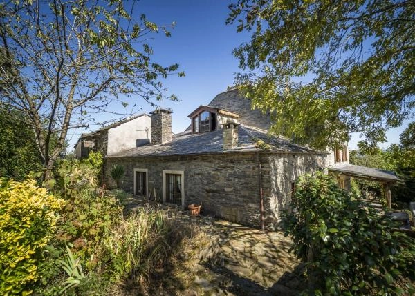 1515 1 Asturias exterior lado de casa