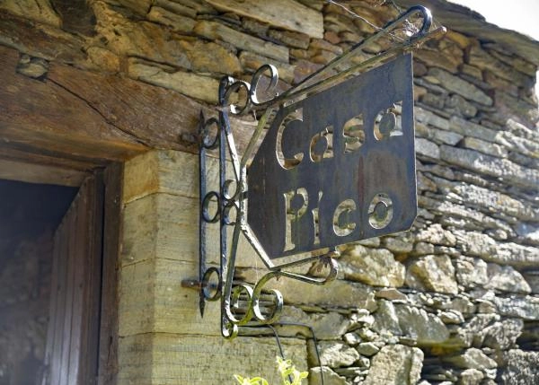 1515 Asturias exterior letrero