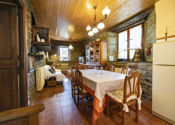 1615 1 Asturias interior comedor