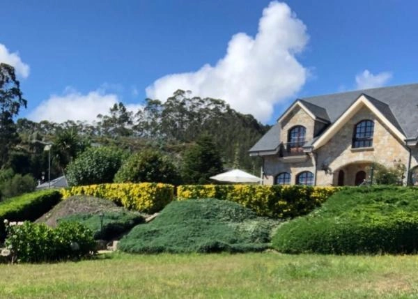 1616 Foz exterior frente casa con jardines