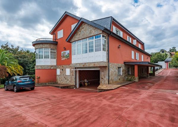 1620 chalet Santiago exteriora lateral con garaje