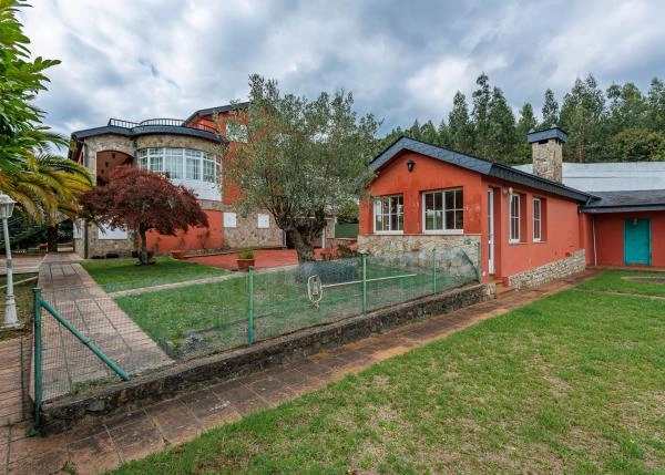 1620 chalet Santiago exterior with casteta piscina