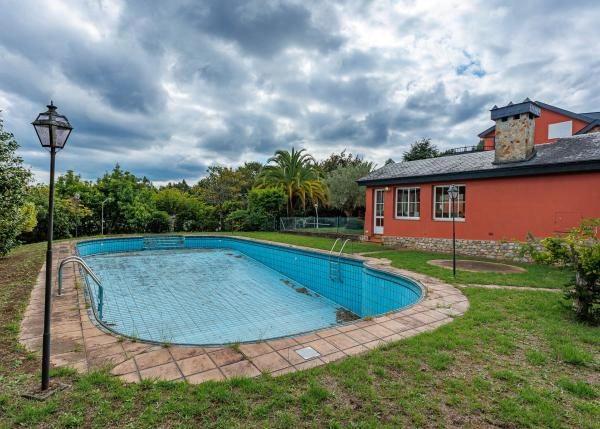 1620 chalet Santiago exterior zona deportes con piscina