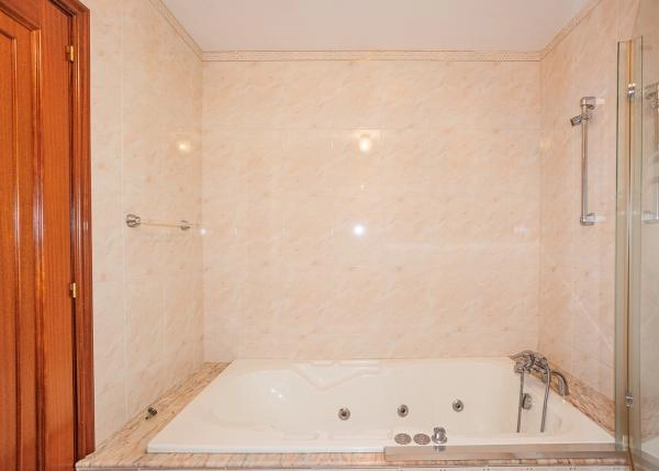 1620 chalet Santiago interior zacuzzi