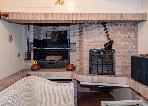 1620 chalet Santiago interior sotano barbacoa