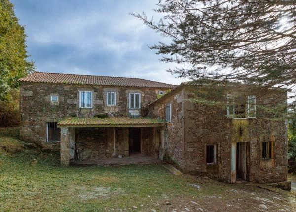 1621 1 Congostro Aranga exterior lateral casa