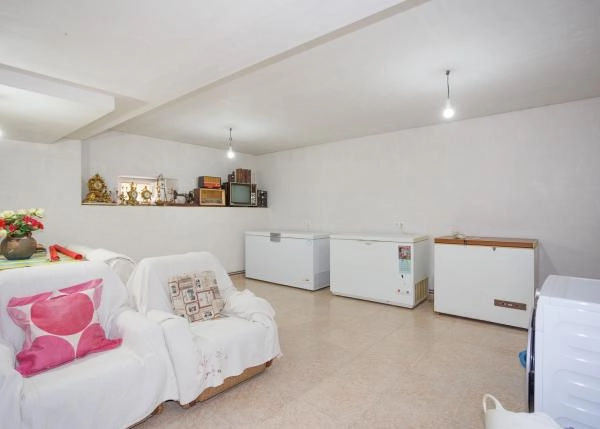 1622 A Pontenova interior bajo congeladores