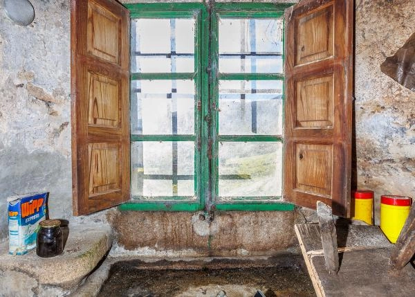 1627  pueblo in valle de Ouro interior window