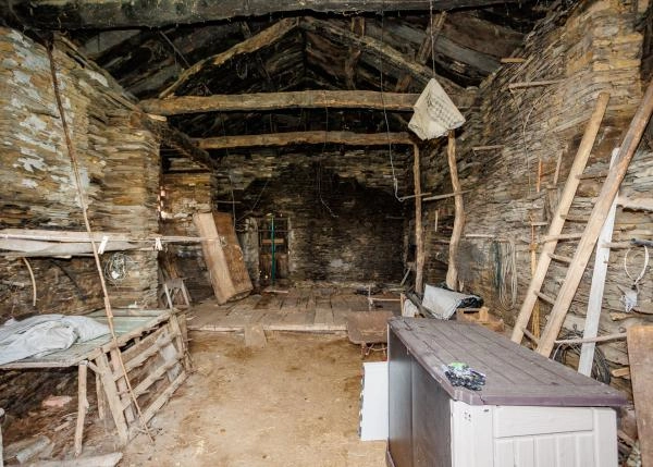 1651 4 Cela vista dentro casa