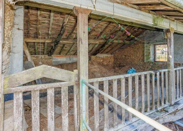 664 Vila de Cruces barn