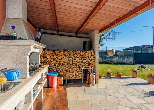 1676 Carballal Exterior leñera