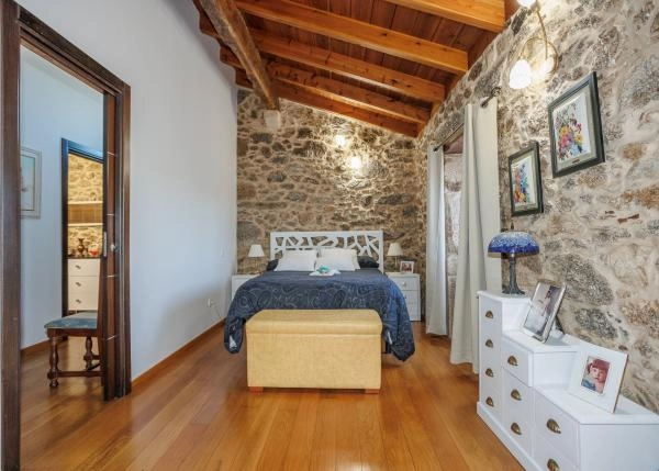 1676 Carballal interior bedroom