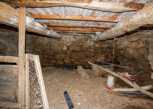 1697 San Sadurnino gallinero  interiores 