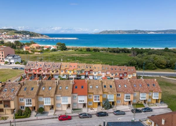 1732 Vista aerea de bahia con casas en Laxe exterior