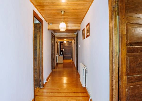 1755 Curtis pasillo primera planta casa rustica interior