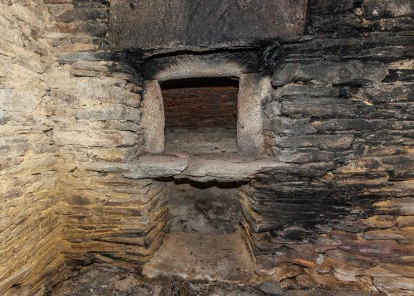 1758 Damil rustic house interior horno