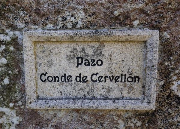 1768 exterior Placa piedra Pazo de Cervellon
