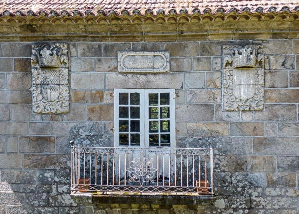 1768 1 Exterior Pazo de Cervellon escudos heraldicos