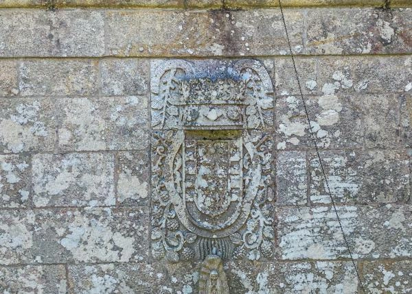 1768  2 exterior Pazo de Cervellon escudos heraldicos