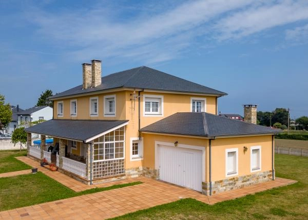 1776  2  vista area de chale en Barreiros Lugo