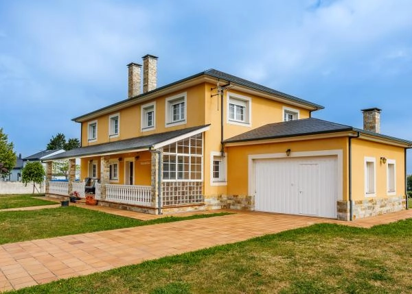 1776 6 vista frontal de chalet en  Barreiros Lugo