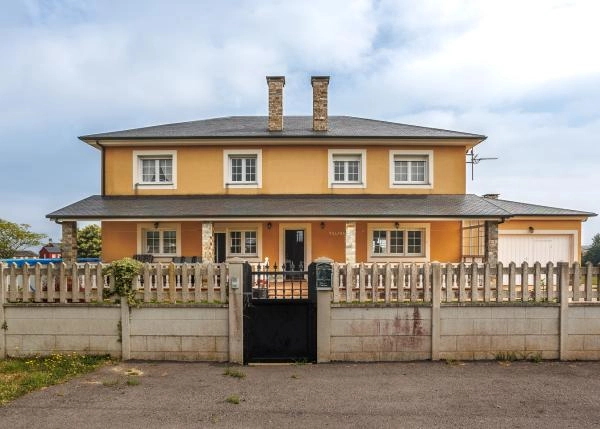 1776 1 vista frontal de chale en Barreiros Lugo