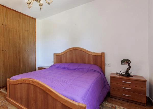 66-GCH-1784-Habitacion-cama-madera-colcha-morada-64b5c2719e1bd