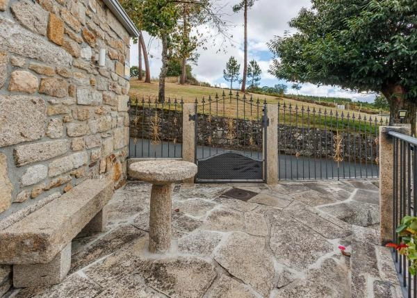 58-GCH-1828-Rodeiro-banco-mesa-piedra-64f6f645a69c1