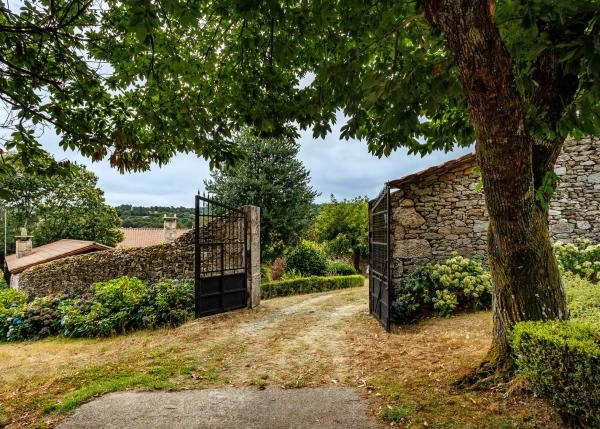 37-Chantada-casa-senorial-gallega-con-arboles-centenarios-horno-lena-y-cruceiro-650733decb958