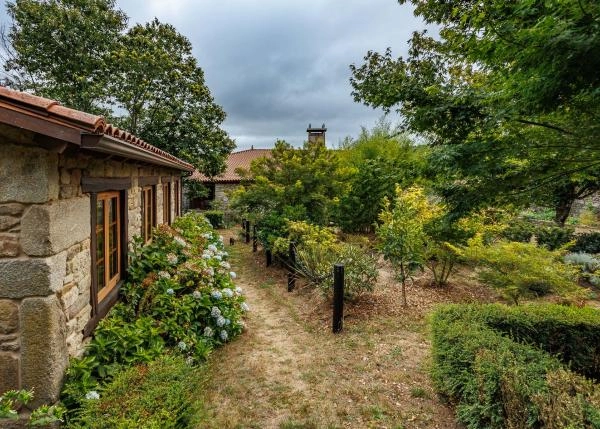 89-Chantada-casa-senorial-gallega-con-arboles-centenarios-horno-lena-y-cruceiro-650734cc3d4bd