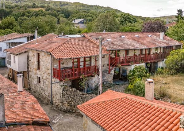 1-Ribeira-Sacra-dron-y-vista-aerea-casa-rural-de-piedra-y-madera-650c3369b97ac