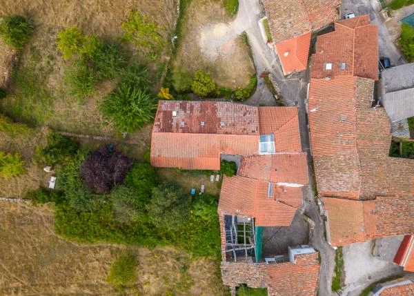 21-Ribeira-Sacra-dron-y-vista-aerea-casa-rural-de-piedra-y-madera-650c338420c4d