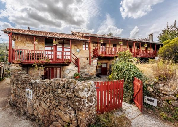24-Ribeira-Sacra-exterior-casa-rural-de-piedra-y-madera-650c33879f3f0
